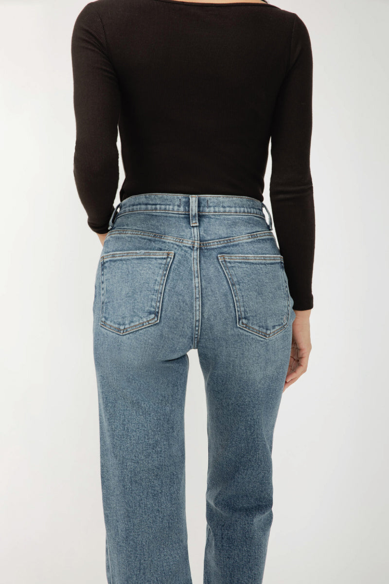 Highly Desirable Straight Leg Jeans - 31