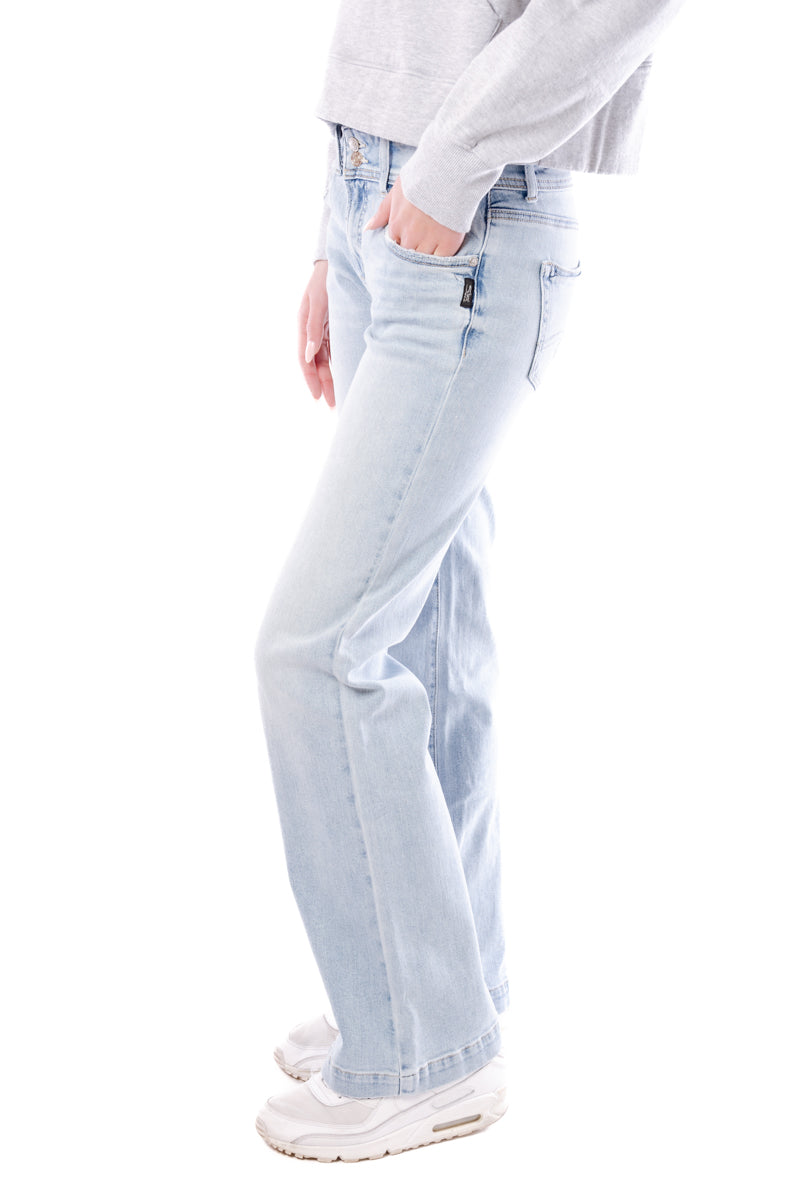 https://www.belowthebelt.com/cdn/shop/files/Suki-Mid-Rise-Trouser-Jeans_33_3_1500x.jpg?v=1703209604